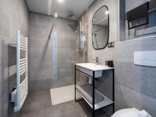 une salle de bain avec un lavabo et un miroir dans l'établissement Villa Marina N173 - 5P6, au Grau-du-Roi