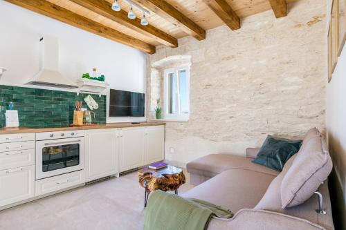 Apartments with parking space Skrip, Brac - 23826