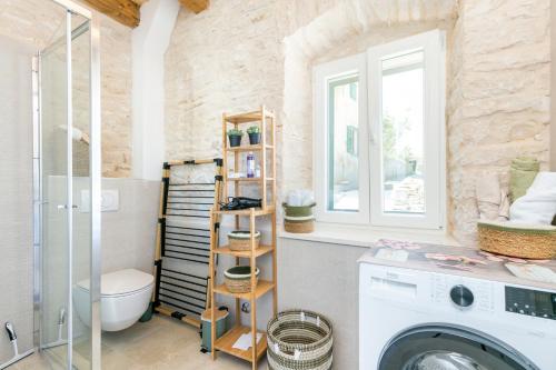 Apartments with parking space Skrip, Brac - 23826