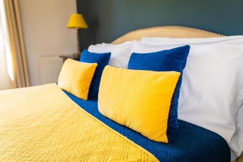 Postel nebo postele na pokoji v ubytování Hotel Les Oliviers
