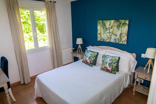Postel nebo postele na pokoji v ubytování Hotel Les Oliviers