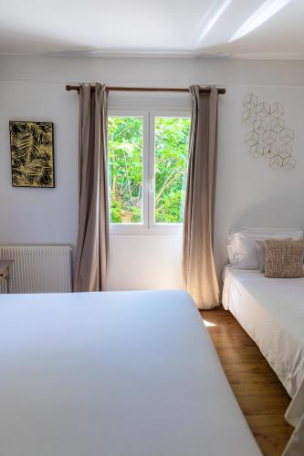 Postel nebo postele na pokoji v ubytování Hotel Les Oliviers