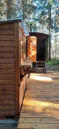 Imagine din galeria proprietății Bridgewood Camping - Traditional Shepherd's Hut în Wootton Glanville