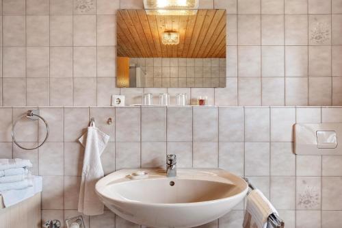 a bathroom with a sink and a mirror at Haus Marianne Dörflinger in Schluchsee