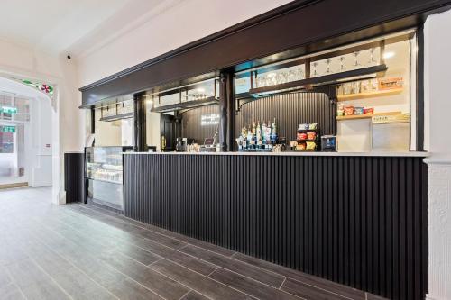 a restaurant with a black bar in a room at Central Dudley Stay-Sleeps 3, Kitchen&Free Parking in Dudley