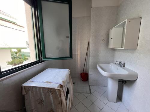 Ένα μπάνιο στο Beach Apartment Cattolica 2min to Beach AC w Parking - Il Lupo Affitta