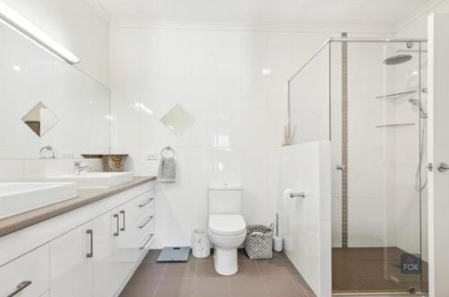 Ένα μπάνιο στο Family Friendly Executive Townhouse in Kent Town