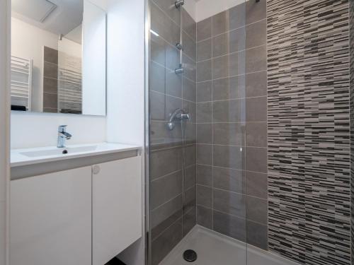 une salle de bain avec douche et lavabo dans l'établissement La Dune N52 - Villa 3P6, à Sérignan