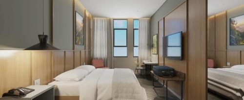 ein Hotelzimmer mit zwei Betten und einem Schreibtisch in der Unterkunft Slaviero Prime Campo Grande in Campo Grande