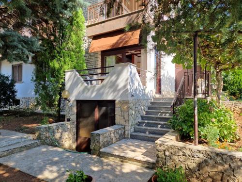 Το κτήριο όπου στεγάζεται  το διαμέρισμα