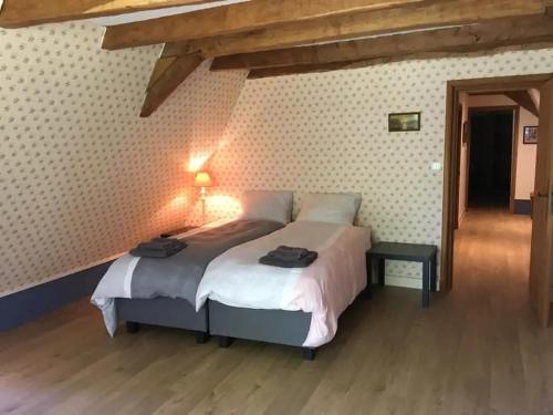 une chambre avec un grand lit dans une pièce dans l'établissement La Prandie, à Valojoulx