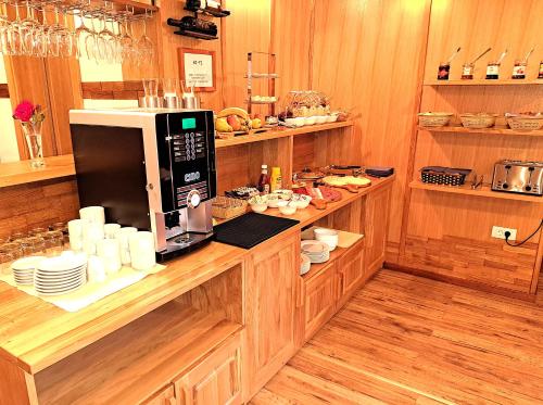 een keuken met een aanrecht en een koffiezetapparaat bij Plitvice Lower Lakes Rooms in Plitvica selo