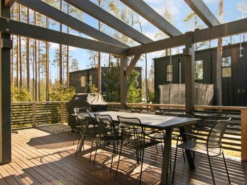 un patio avec une table et des chaises sur une terrasse dans l'établissement Holiday Home Villa dalton by Interhome, à Vierumäki