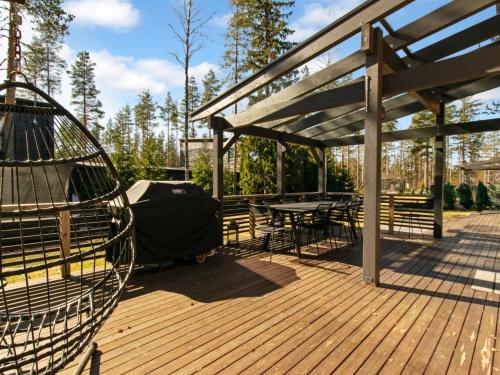 une terrasse avec un hamac, une table et des chaises dans l'établissement Holiday Home Villa dalton by Interhome, à Vierumäki
