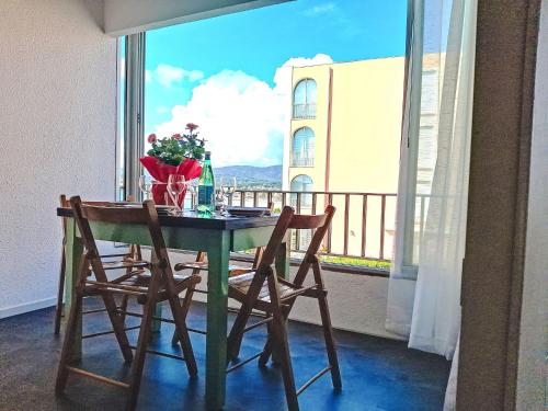 d'une table et de chaises avec vue sur un balcon. dans l'établissement Apartment Diamant bleu by Interhome, à Six-Fours-les-Plages