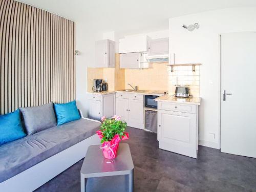 un salon avec un canapé et une cuisine dans l'établissement Apartment Diamant bleu by Interhome, à Six-Fours-les-Plages