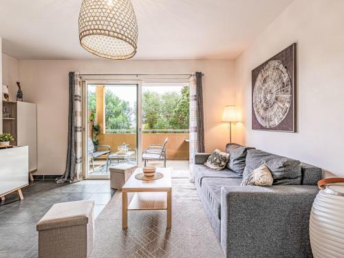 un salon avec un canapé et une table dans l'établissement Apartment Clos Vignola by Interhome, à Porto-Vecchio