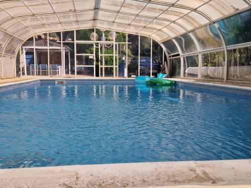 une piscine d'eau avec un bâtiment avec une piscine dans l'établissement villa Dolce Vita en Provence, à Ceyreste