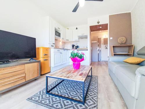 un salon avec un canapé et une table basse dans l'établissement Apartment Les Marines d'Aryana-6 by Interhome, à Six-Fours-les-Plages