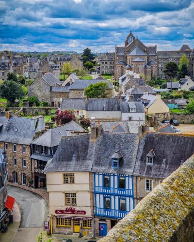 a view of a town with houses and buildings at Taol-Kalon -coup de coeur- in Tréguier