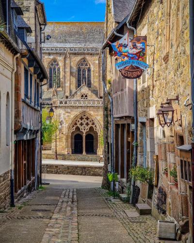 an alley in front of a large cathedral at Taol-Kalon -coup de coeur- in Tréguier