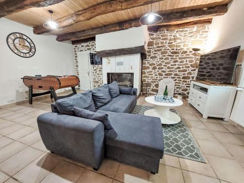 - un salon avec un canapé et un piano dans l'établissement Holiday Home Le moulin de Glenn by Interhome, à Le Gouray