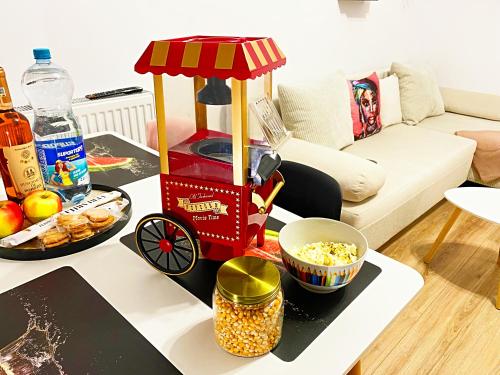 a popcorn cart on a table in a living room at Studio Full Kitchen AC Free Parking Popcorn Wine in Chiajna
