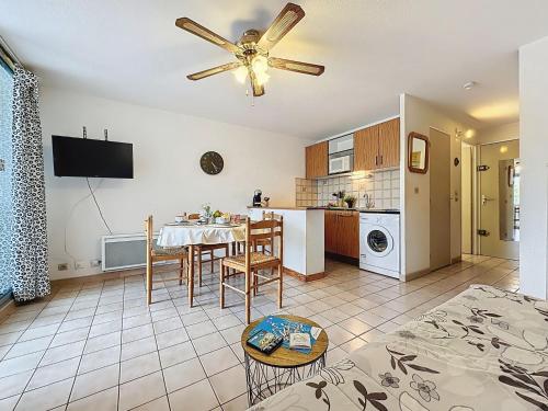 Il comprend un salon avec une table à manger et une cuisine. dans l'établissement Apartment Le Lagon Bleu-7 by Interhome, au Grau-du-Roi