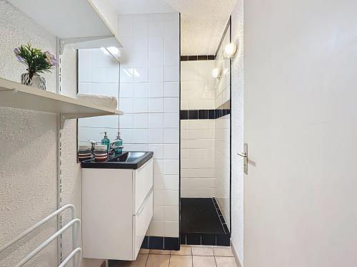 une petite salle de bain avec un lavabo et une douche dans l'établissement Apartment Le Lagon Bleu-7 by Interhome, au Grau-du-Roi