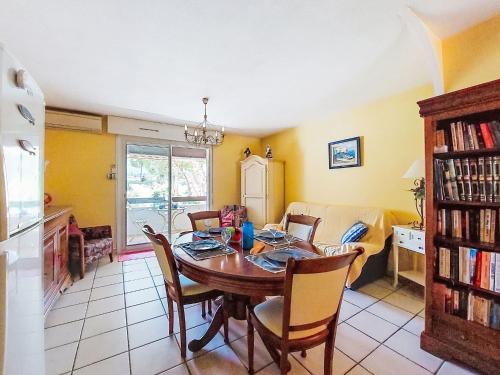 une salle à manger avec une table et des chaises dans l'établissement Apartment L'Ile heureuse-9 by Interhome, à Saint-Cyr-sur-Mer