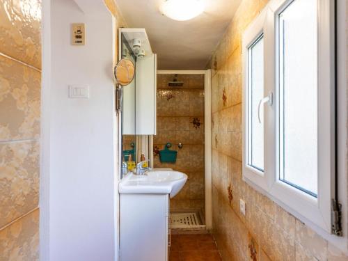 Ένα μπάνιο στο Apartment Casa Gian by Interhome
