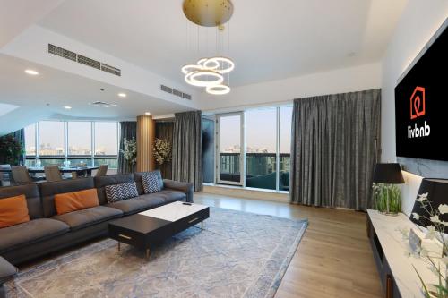Elite Duplex Penthouse Steps from Metro & Marina