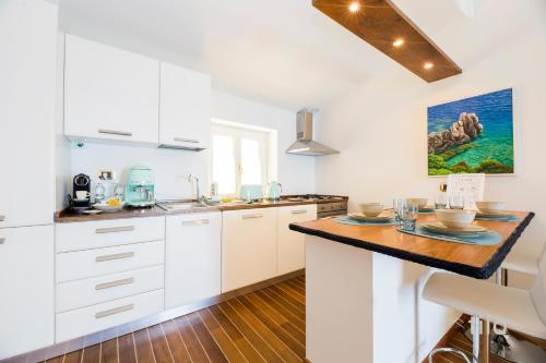 A kitchen or kitchenette at Beach | Parking | Wifi | A/C| Sea View By Tilo