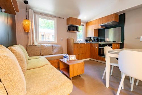 Kuchyň nebo kuchyňský kout v ubytování L'oyat du bonheur-Mobil-Home Dans un camping 4 étoiles