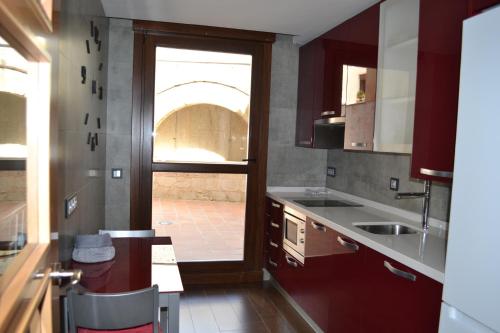A kitchen or kitchenette at Apartamentos Suites&Homes