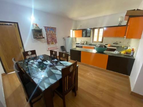 Η κουζίνα ή μικρή κουζίνα στο Arora Homestay