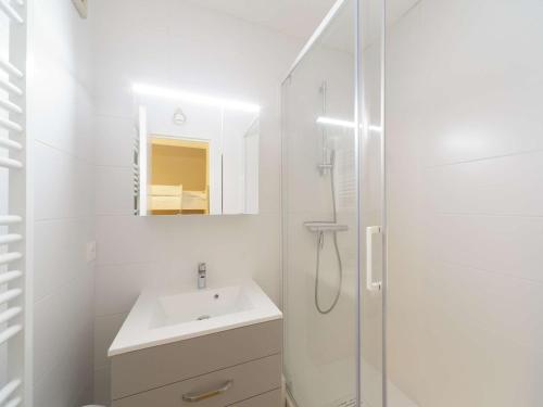 une salle de bain blanche avec un lavabo et une douche dans l'établissement Studio rénové à Gourette, 4 pers, animaux admis, wifi - FR-1-400-140, à Eaux-Bonnes
