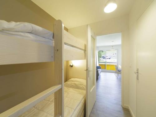 Cette chambre comprend 2 lits superposés et un couloir. dans l'établissement Studio rénové à Gourette, 4 pers, animaux admis, wifi - FR-1-400-140, à Eaux-Bonnes