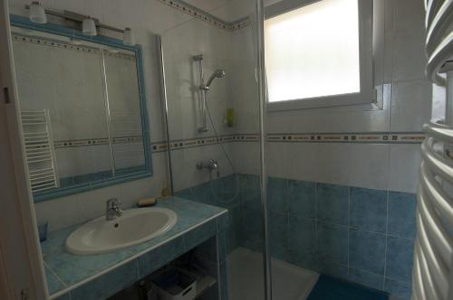 une salle de bain avec un lavabo et une douche en verre dans l'établissement Villa, 3 chambres, vue mer, wifi, jardin, tout confort, à La Seyne-sur-Mer