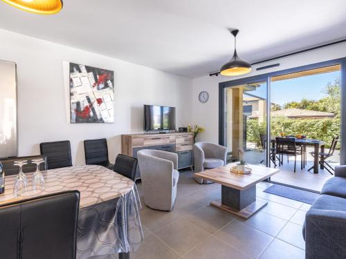 Una sala de estar con una mesa y un comedor. en Apartment Foce Dell Edera-3 by Interhome, en Bonifacio