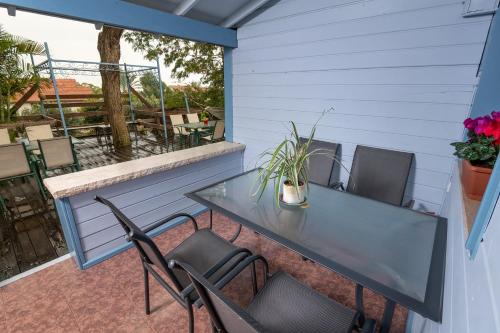 a patio with a table and chairs and a balcony at אביב בלב in Had Nes