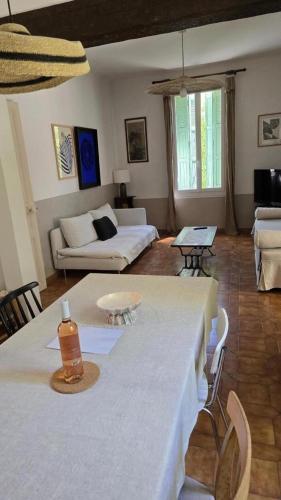 un salon avec une table et un chiffon de table blanc dans l'établissement Gîte Le Gite Sanary-sur-mer centre ville., à Sanary-sur-Mer