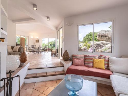 un salon avec un canapé et une table dans l'établissement Holiday Home Villa Marina by Interhome, à Porto-Vecchio