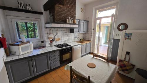 - une cuisine avec une table et un four micro-ondes dans l'établissement Gîte Le Gite Sanary-sur-mer centre ville., à Sanary-sur-Mer