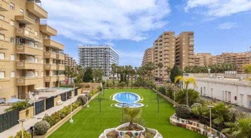 mieszkanie z zielonym trawnikiem i budynkami w obiekcie Marina d'Or, apartamentos Valparaíso w mieście Oropesa del Mar