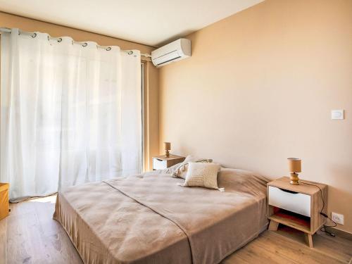 une chambre avec un grand lit et une fenêtre dans l'établissement Apartment Cros de Cagnes-2 by Interhome, à Cagnes-sur-Mer