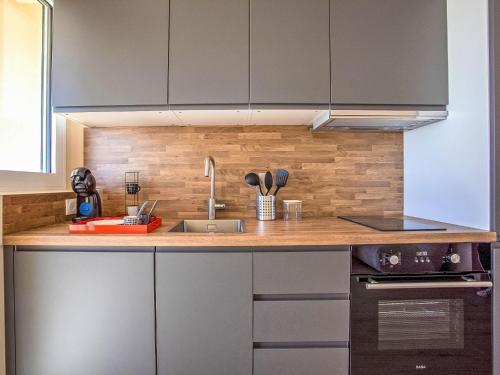 une cuisine avec un évier et un plan de travail dans l'établissement Apartment Cros de Cagnes-2 by Interhome, à Cagnes-sur-Mer