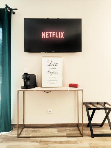 a table with a sign on a wall at Villa avec piscine privée à Sisco in Sisco