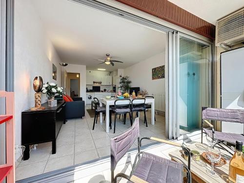 un salon et une salle à manger avec une table et des chaises dans l'établissement Apartment Le Galaxie by Interhome, au Grau-du-Roi