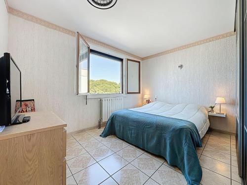 une chambre avec un grand lit et une fenêtre dans l'établissement Apartment Le Galaxie by Interhome, au Grau-du-Roi